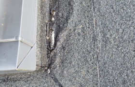 Rénovation d'un toit terrasse nettoyage traitement pose d'une résine spéciale pour les infiltrations d'eau travail garanti