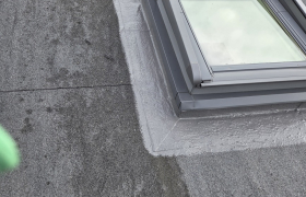 Rénovation d'un toit terrasse nettoyage traitement pose d'une résine spéciale pour les infiltrations d'eau travail garanti