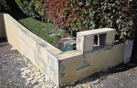 Nettoyage traitement traitement des fissures pose d'un enduit gratté mise en peinture de couche 