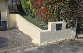 Nettoyage traitement traitement des fissures pose d'un enduit gratté mise en peinture de couche 